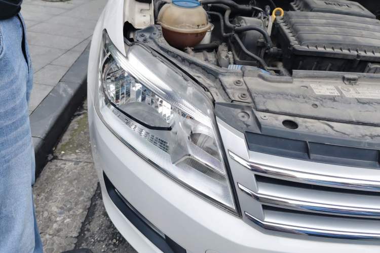 Used Volkswagen Santana 2015 1.6L Manual Comfort Edition Right Front Headlight
