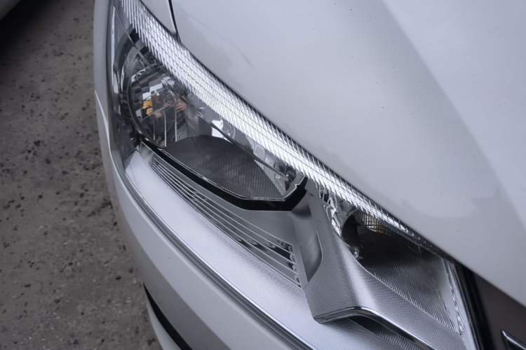 Used Volkswagen Santana 2015 1.6L Automatic Comfort Edition Right Front Headlight