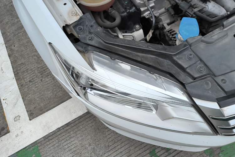 Used Volkswagen Santana 2015 1.6L Automatic Comfort Edition Right Front Headlight