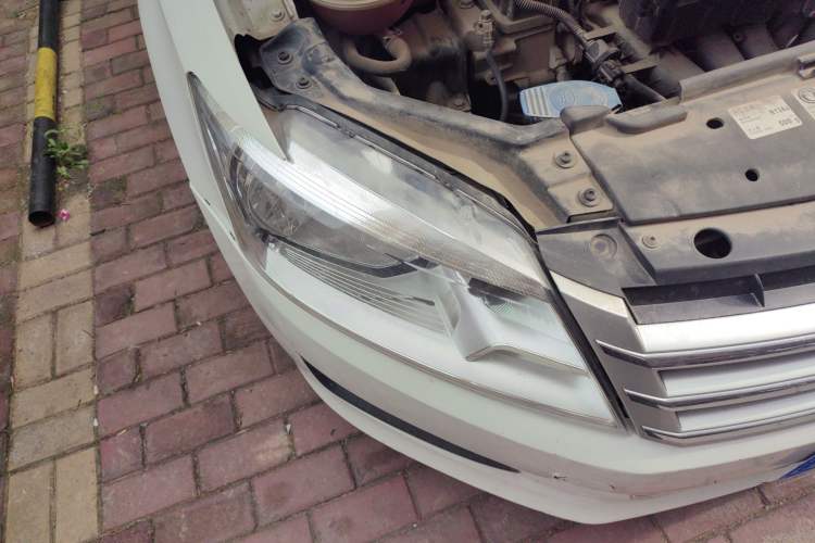 Used Volkswagen Santana 2015 1.6L Automatic Comfort Edition Right Front Headlight