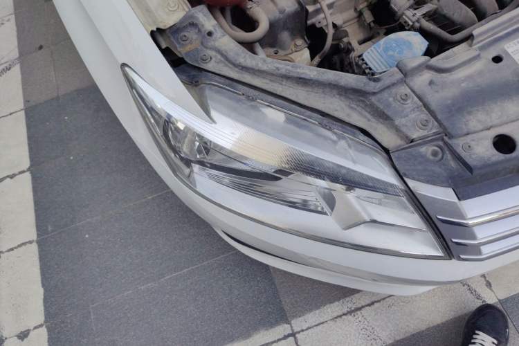 Used Volkswagen Santana 2015 1.6L Automatic Comfort Edition Right Front Headlight