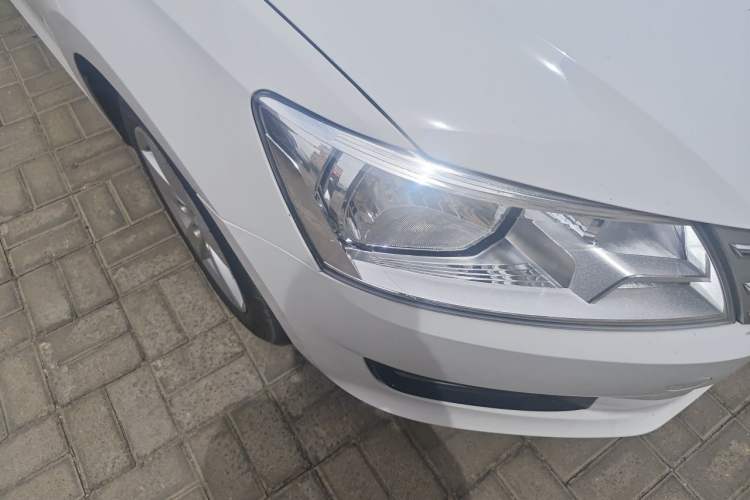 Used Volkswagen Santana 2015 1.6L Automatic Comfort Edition Right Front Headlight