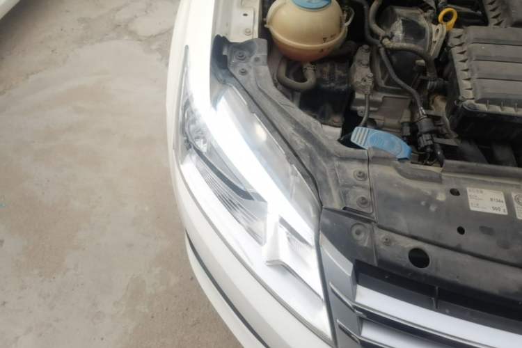 Used Volkswagen Santana 2015 1.6L Automatic Comfort Edition Right Front Headlight
