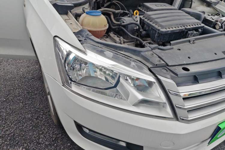 Used Volkswagen Santana 2015 1.6L Automatic Comfort Edition Right Front Headlight
