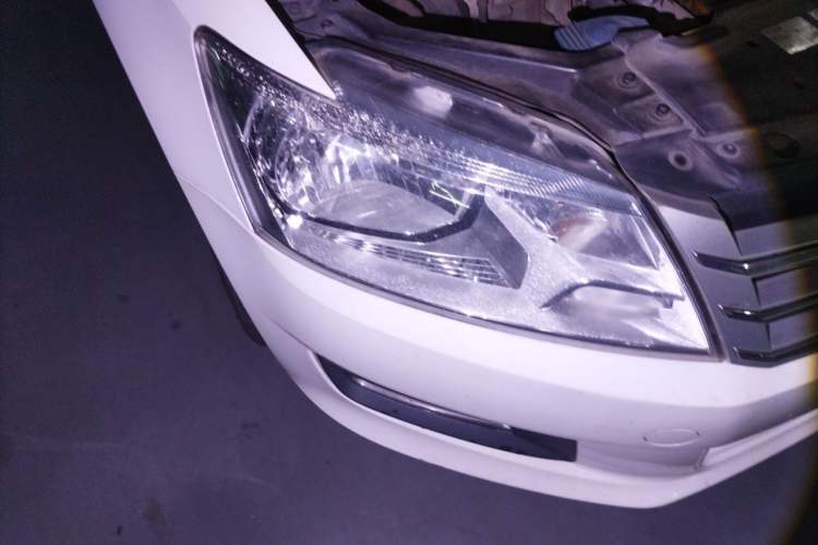 Used Volkswagen Santana 2015 1.6L Automatic Comfort Edition Right Front Headlight