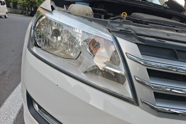 Used Volkswagen Santana 2015 1.6L Automatic Comfort Edition Right Front Headlight