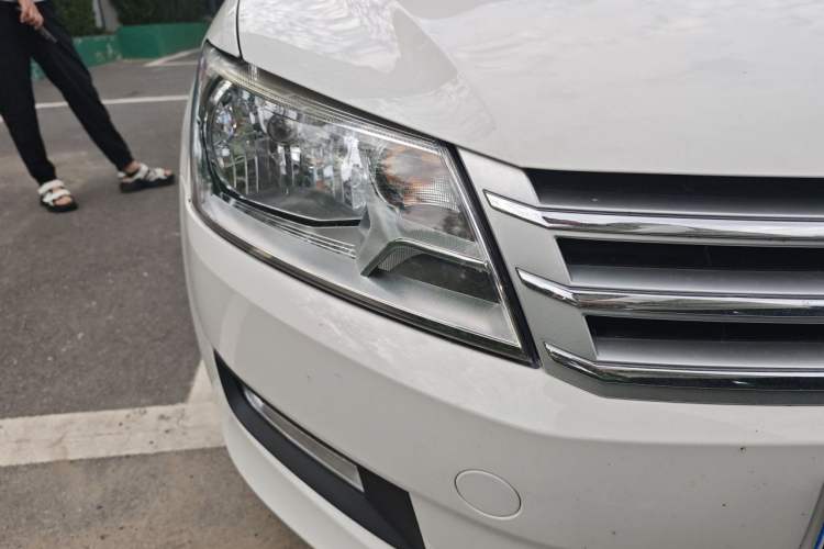 Used Volkswagen Santana 2015 1.6L Automatic Comfort Edition Right Front Headlight