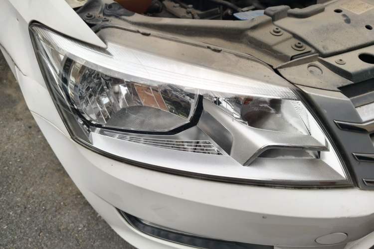 Used Volkswagen Santana 2015 1.6L Automatic Luxury Edition Right Front Headlight