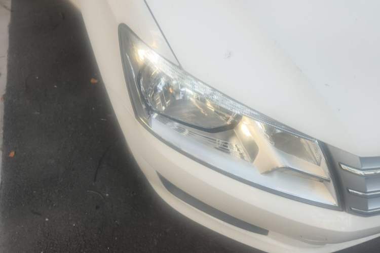Used Volkswagen Santana 2015 1.6L Manual Comfort Edition Right Front Headlight