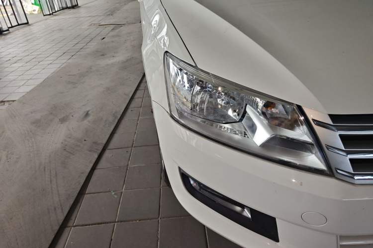 Used Volkswagen Santana 2015 1.6L Automatic Comfort Edition Right Front Headlight