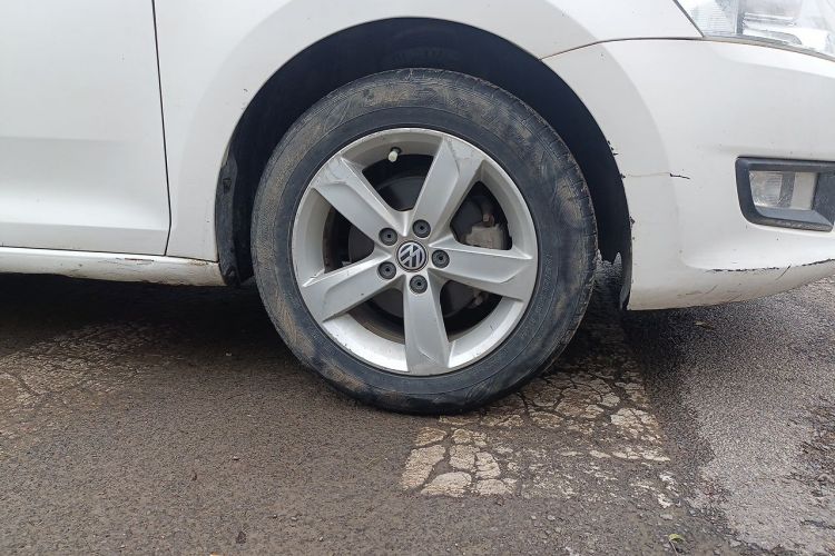 Used Volkswagen Santana 2015 1.6L Automatic Comfort Edition Right Front Wheel Hub