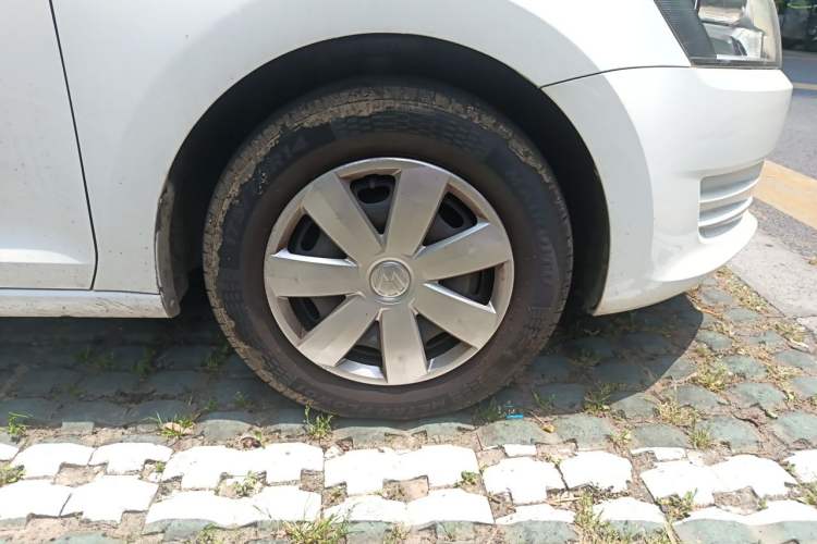 Used Volkswagen Santana 2015 1.6L Manual Fashion Edition Right Front Wheel Hub