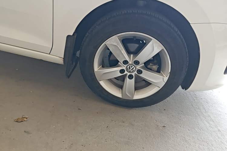 Used Volkswagen Santana 2015 1.6L Automatic Comfort Edition Right Front Wheel Hub