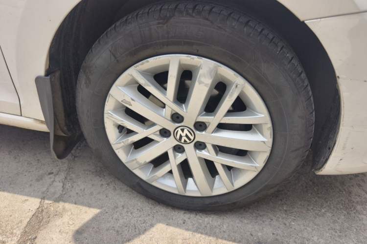 Used Volkswagen Santana 2015 1.6L Automatic Luxury Edition Right Front Wheel Hub