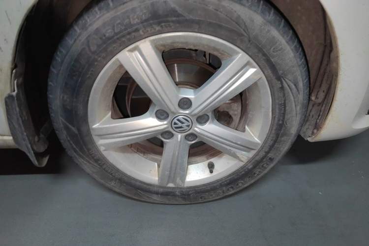 Used Volkswagen Santana 2015 HaoNa 1.6L Manual Fashion Edition Right Front Wheel Hub