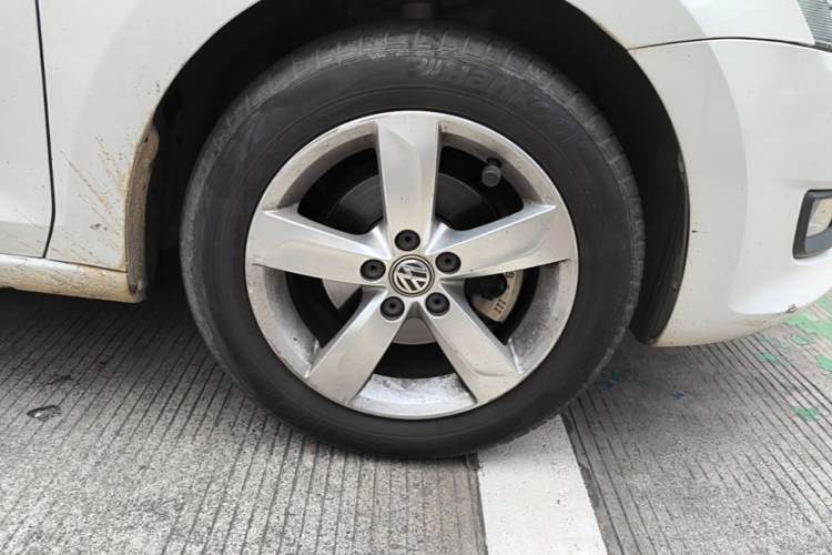 Used Volkswagen Santana 2015 1.6L Automatic Comfort Edition Right Front Wheel Hub