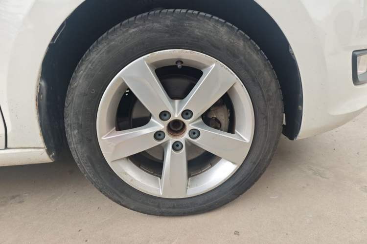 Used Volkswagen Santana 2015 1.6L Automatic Comfort Edition Right Front Wheel Hub