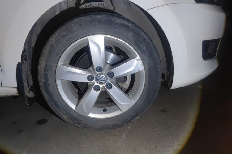 Used Volkswagen Santana 2015 1.6L Automatic Comfort Edition Right Front Wheel Hub