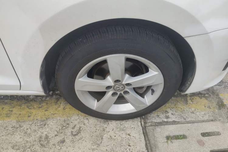 Used Volkswagen Santana 2015 1.6L Automatic Comfort Edition Right Front Wheel Hub