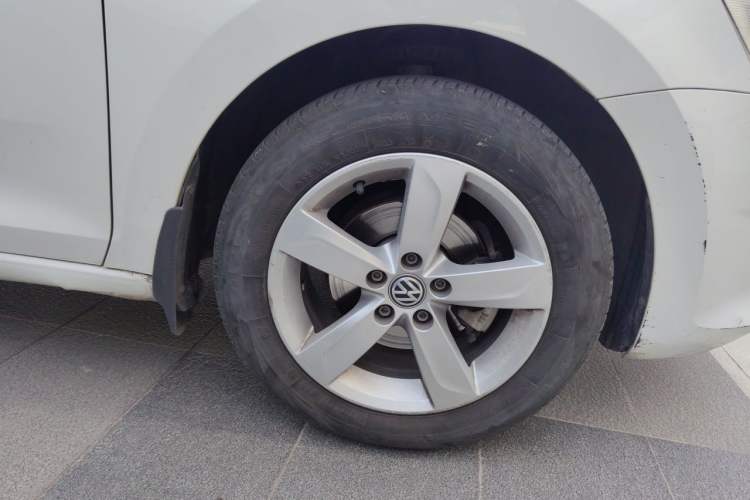 Used Volkswagen Santana 2015 1.6L Automatic Comfort Edition Right Front Wheel Hub