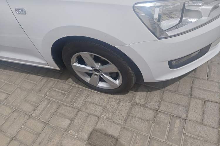 Used Volkswagen Santana 2015 1.6L Automatic Comfort Edition Right Front Wheel Hub