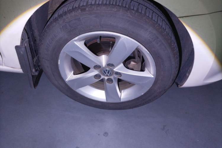 Used Volkswagen Santana 2015 1.6L Automatic Comfort Edition Right Front Wheel Hub
