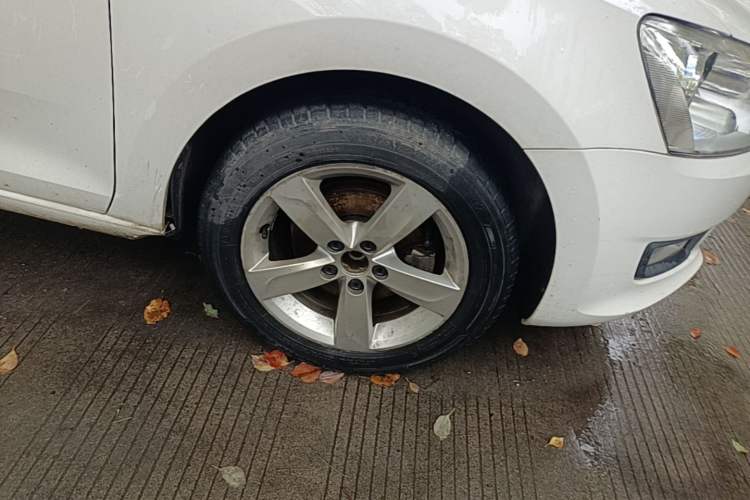 Used Volkswagen Santana 2015 1.6L Automatic Comfort Edition Right Front Wheel Hub
