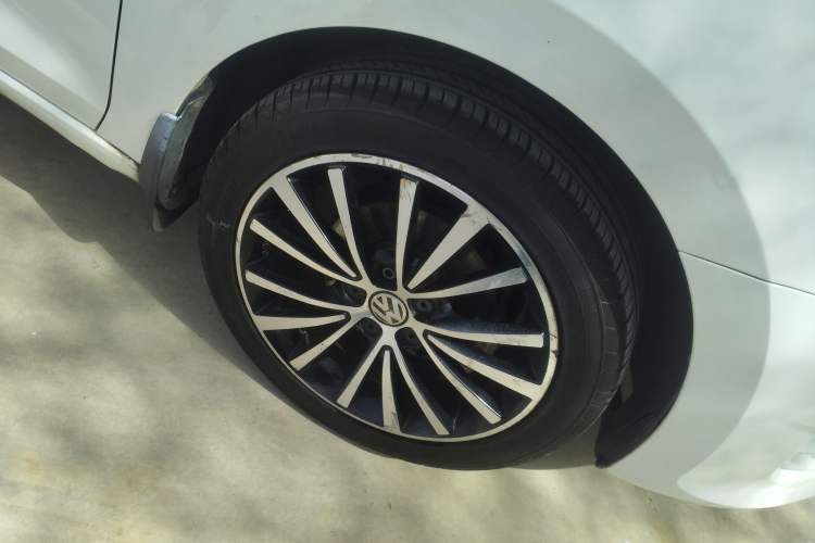 Used Volkswagen Santana 2015 1.6L Automatic Fashion Edition Right Front Wheel Hub