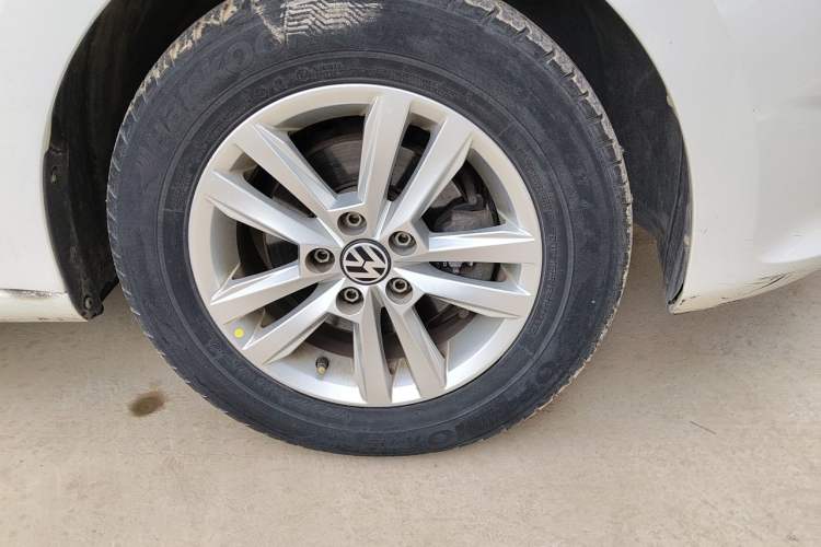 Used Volkswagen Santana 2015 1.6L Manual Fashion Edition Right Front Wheel Hub