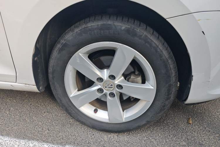 Used Volkswagen Santana 2015 1.6L Automatic Comfort Edition Right Front Wheel Hub