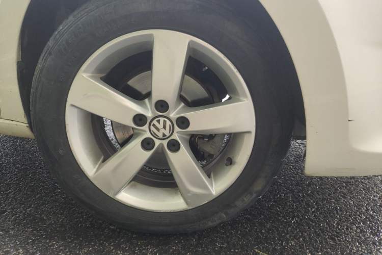 Used Volkswagen Santana 2015 1.6L Manual Comfort Edition Right Front Wheel Hub