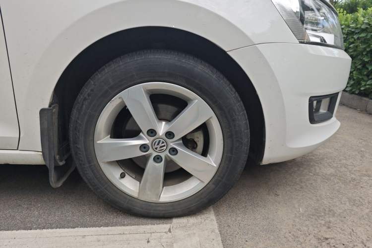 Used Volkswagen Santana 2015 1.6L Automatic Comfort Edition Right Front Wheel Hub