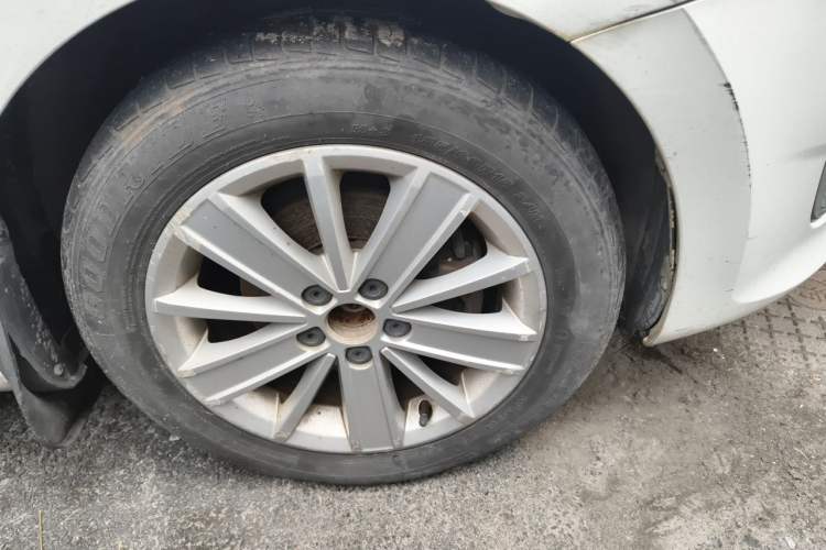 Used Volkswagen Santana 2015 1.6L Automatic Luxury Edition Right Front Wheel Hub
