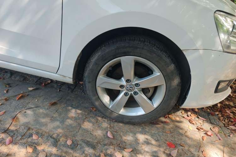 Used Volkswagen Santana 2015 1.6L Manual Comfort Edition Right Front Wheel Hub