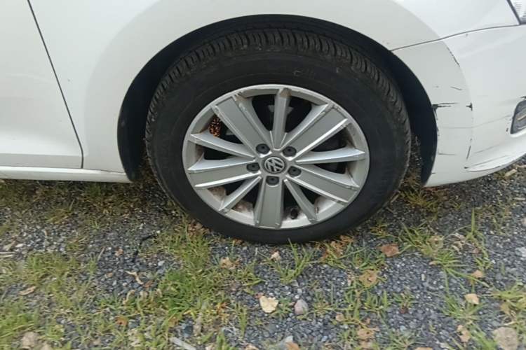 Used Volkswagen Santana 2015 1.6L Automatic Luxury Edition Right Front Wheel Hub