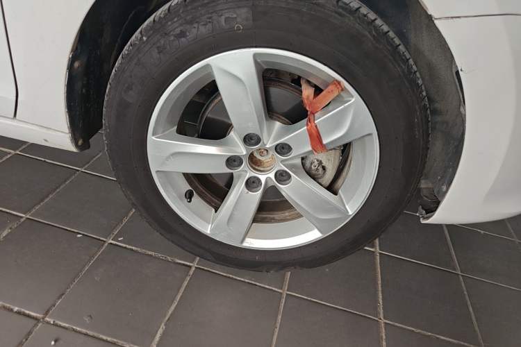 Used Volkswagen Santana 2015 1.6L Automatic Comfort Edition Right Front Wheel Hub