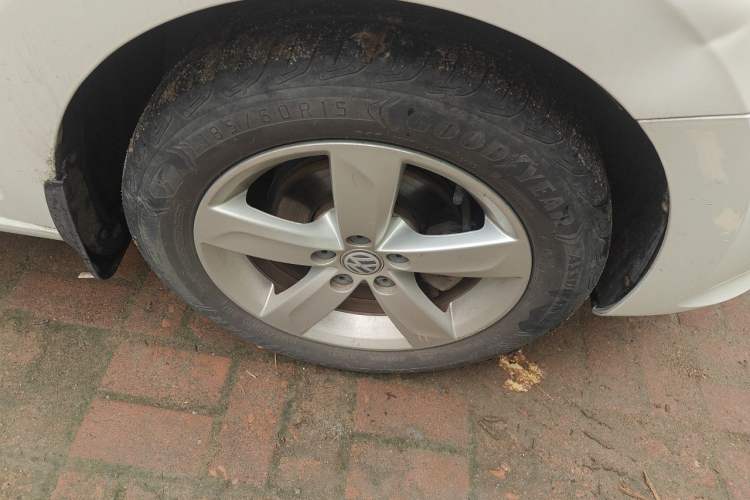 Used Volkswagen Santana 2015 1.6L Manual Comfort Edition Right Front Wheel Hub