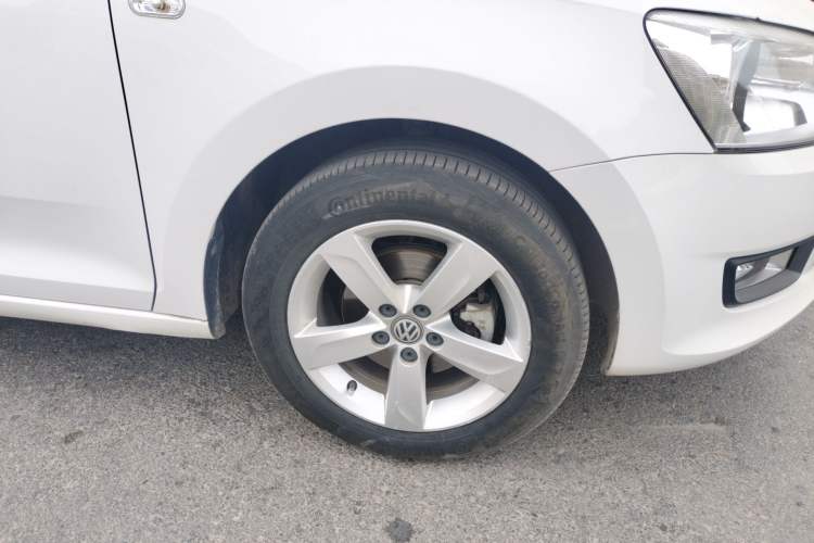 Used Volkswagen Santana 2015 1.6L Manual Comfort Edition Right Front Wheel Hub