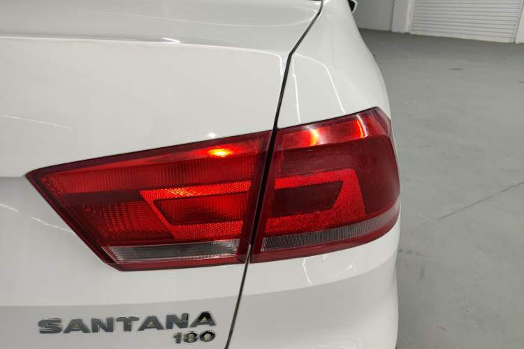 Used Volkswagen Santana 2015 1.6L Automatic Fashion Edition Right Rear Taillight