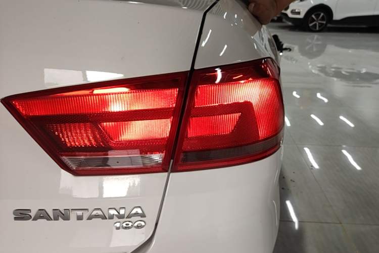 Used Volkswagen Santana 2015 1.6L Automatic Fashion Edition Right Rear Taillight