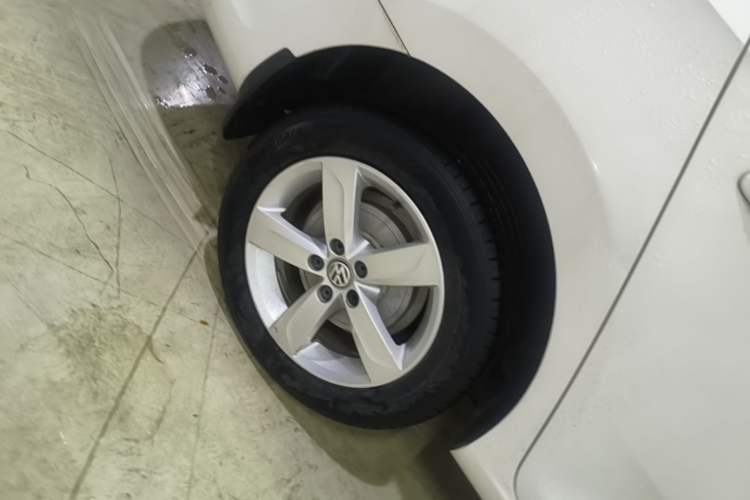 Used Volkswagen Santana 2015 1.6L Automatic Comfort Edition Right Rear Wheel Hub