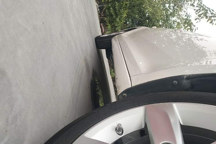 Used Volkswagen Santana 2015 1.6L Manual Comfort Edition Right Side Sill