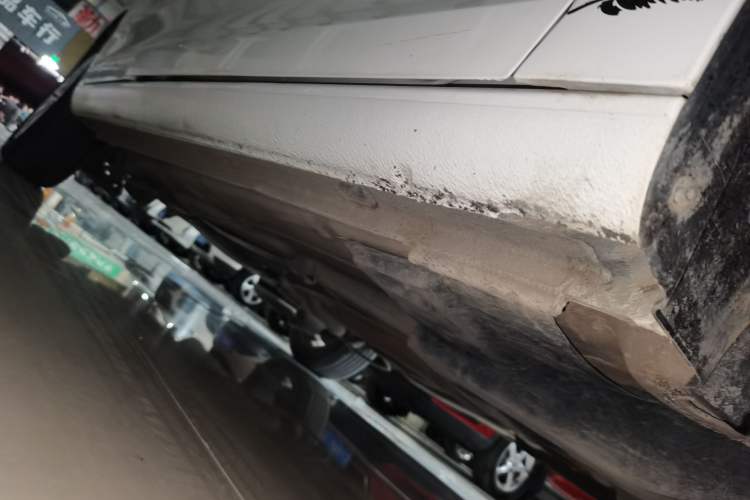 Used Volkswagen Santana 2015 1.6L Automatic Comfort Edition Right Side Sill
