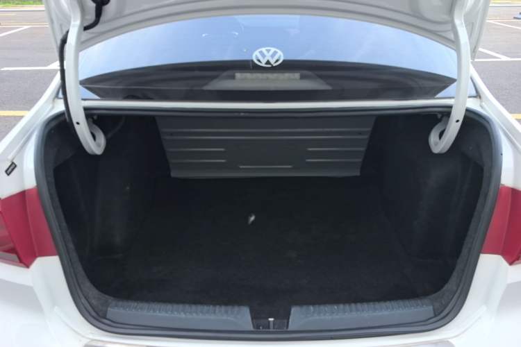 Used Volkswagen Santana 2015 1.4L Manual Fashion Edition Trunk