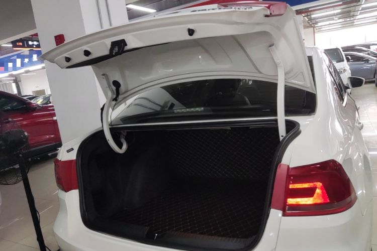 Used Volkswagen Santana 2015 1.6L Automatic Comfort Edition Trunk