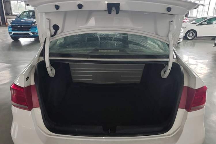Used Volkswagen Santana 2015 1.6L Manual Comfort Edition Trunk