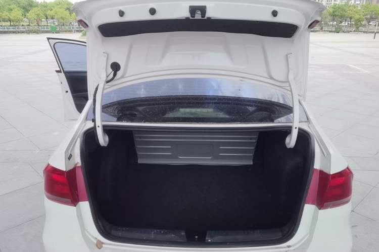 Used Volkswagen Santana 2015 1.6L Manual Fashion Edition Trunk