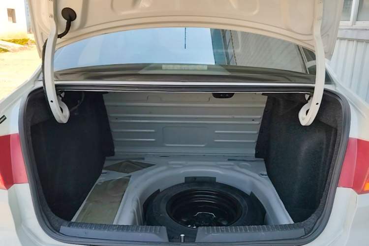 Used Volkswagen Santana 2015 1.6L Manual Comfort Edition Trunk