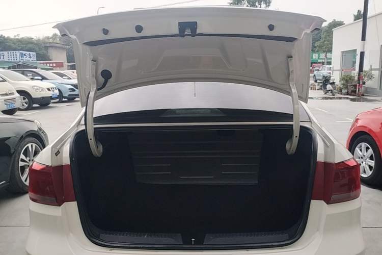 Used Volkswagen Santana 2015 1.6L Manual Comfort Edition Trunk
