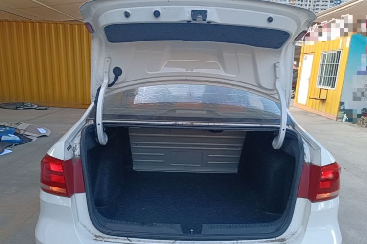 Used Volkswagen Santana 2015 1.6L Automatic Fashion Edition Trunk